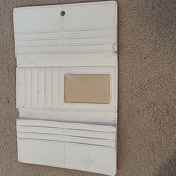 White wallet - Picture 2 of 5